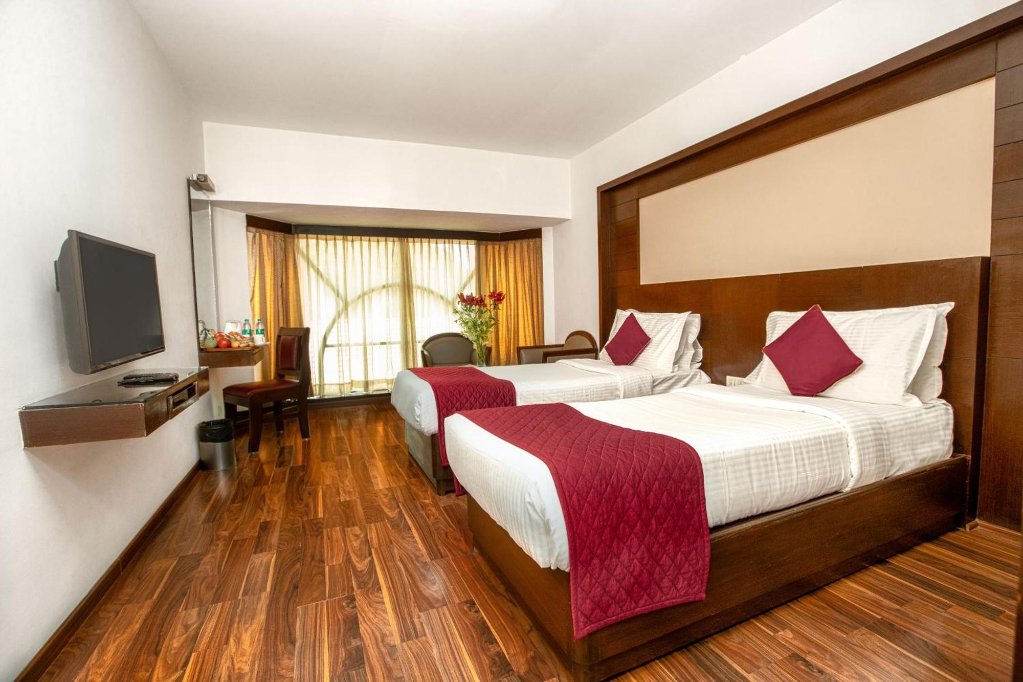 Monarch Brigade Road Hotel Bangalore Exterior foto