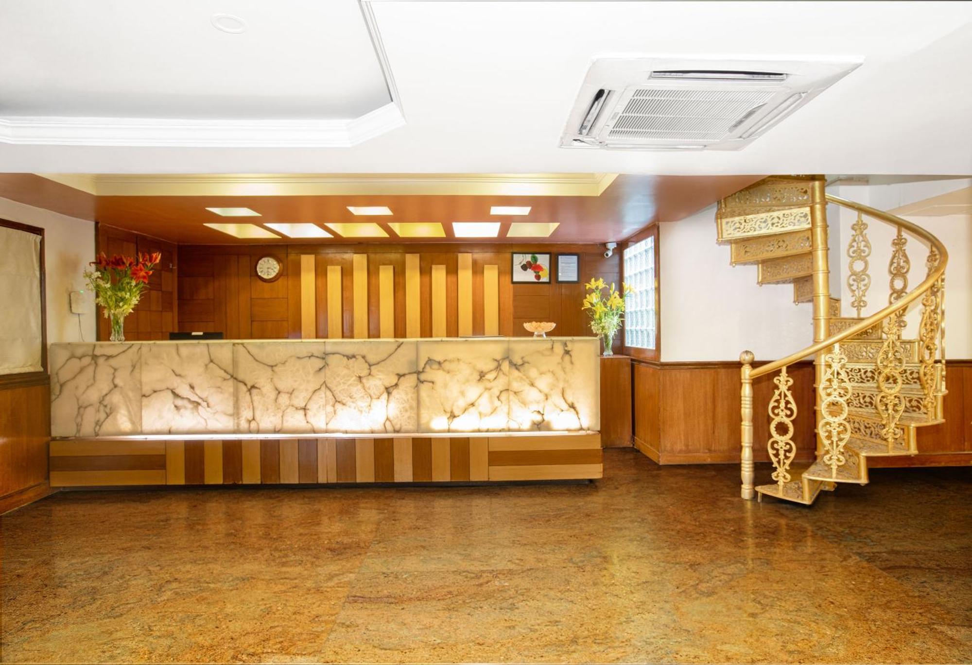 Monarch Brigade Road Hotel Bangalore Exterior foto