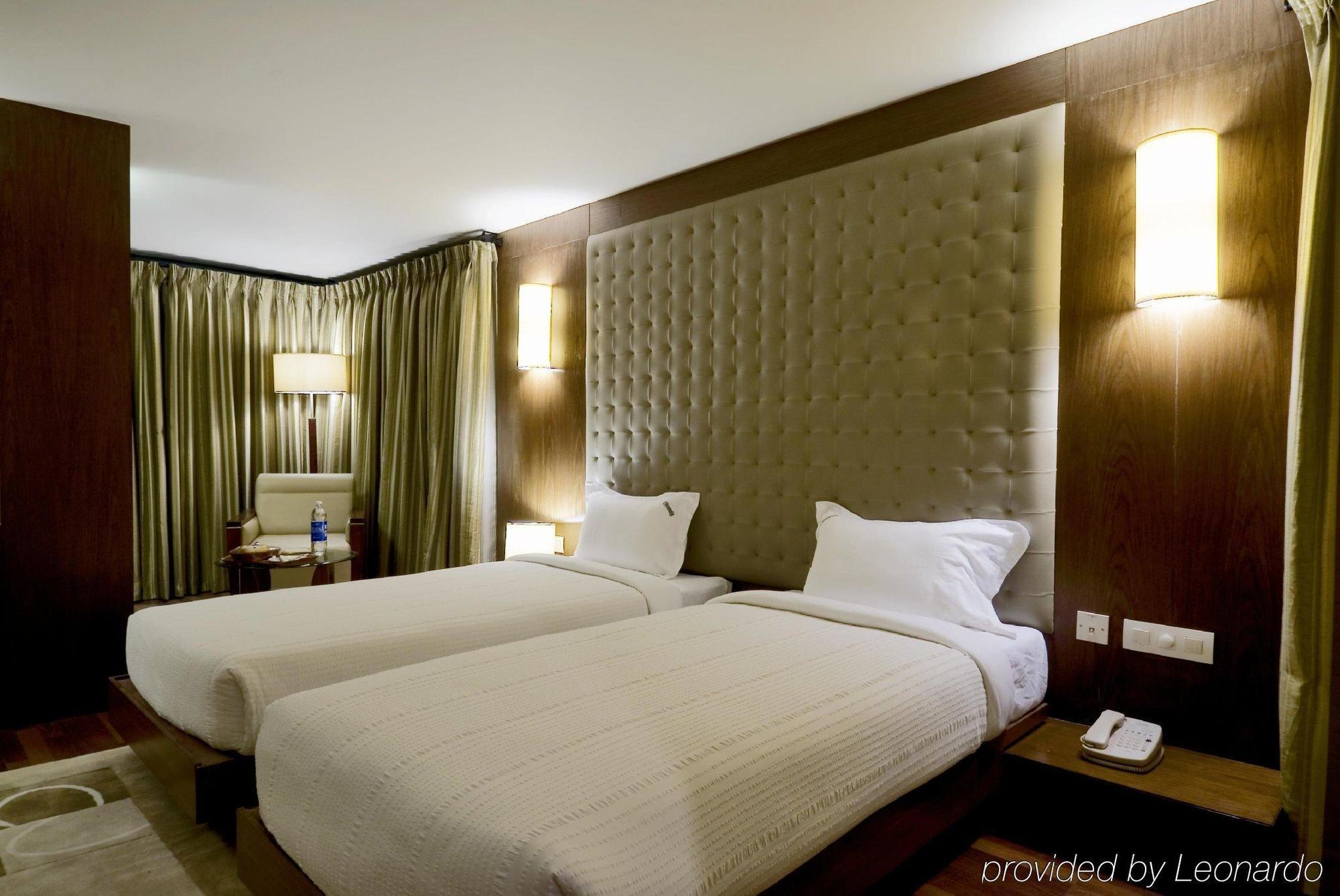 Monarch Brigade Road Hotel Bangalore Exterior foto